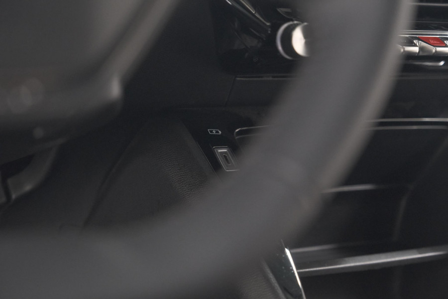 Peugeot e-2008 EV Active Pack 50 kWh | Camera | Navigatie | Parkeersensoren | Climate Control