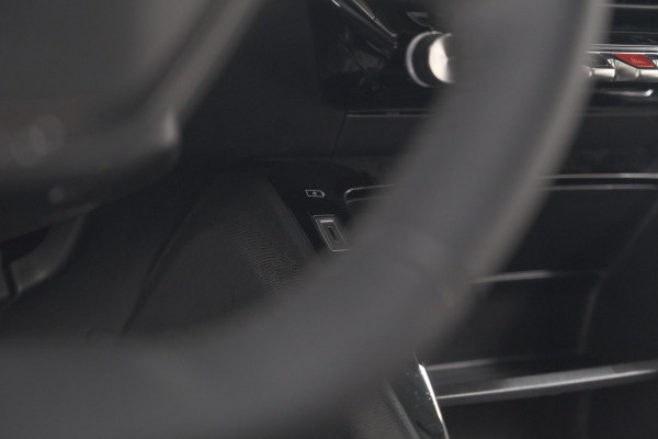 Peugeot e-2008 EV Active Pack 50 kWh | Camera | Navigatie | Parkeersensoren | Climate Control
