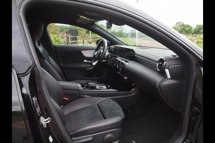 Mercedes-Benz CLA-Klasse 180 Premium Plus | Amg-Pakket | Camera | Apple Carplay | Cruise Control | Nieuw Model |