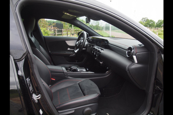 Mercedes-Benz CLA-Klasse 180 Premium Plus | Amg-Pakket | Camera | Apple Carplay | Cruise Control | Nieuw Model |