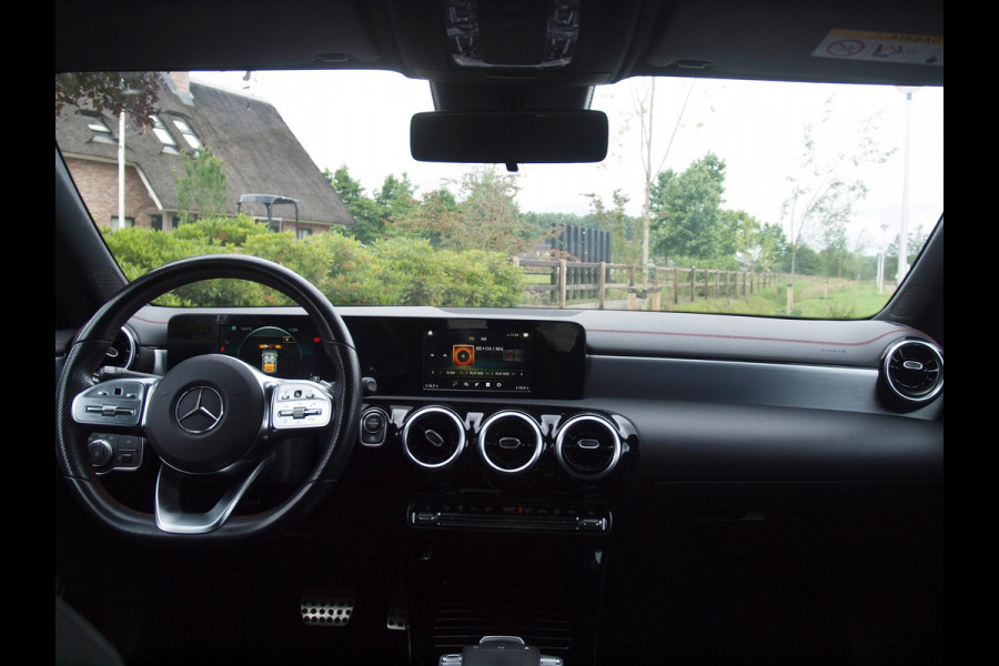 Mercedes-Benz CLA-Klasse 180 Premium Plus | Amg-Pakket | Camera | Apple Carplay | Cruise Control | Nieuw Model |