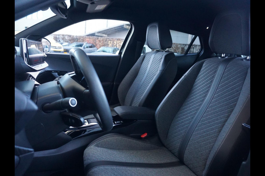Peugeot e-2008 EV Allure 54 kWh | LONG RANGE | PARKEERSENSOREN MET CAMERA | CRUISE CONTROL | NAVI | CARPLAY