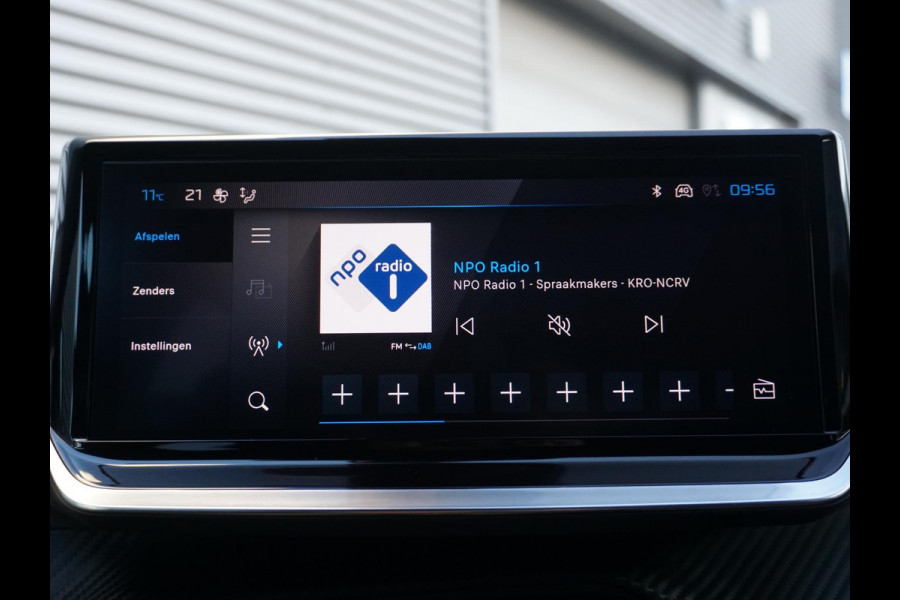 Peugeot e-2008 EV Allure 54 kWh | LONG RANGE | PARKEERSENSOREN MET CAMERA | CRUISE CONTROL | NAVI | CARPLAY