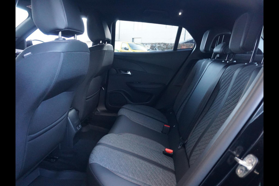 Peugeot e-2008 EV Allure 54 kWh | LONG RANGE | PARKEERSENSOREN MET CAMERA | CRUISE CONTROL | NAVI | CARPLAY