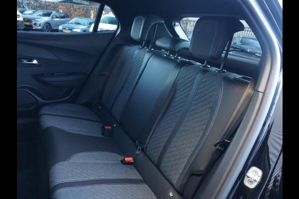 Peugeot e-2008 EV Allure 54 kWh | LONG RANGE | PARKEERSENSOREN MET CAMERA | CRUISE CONTROL | NAVI | CARPLAY