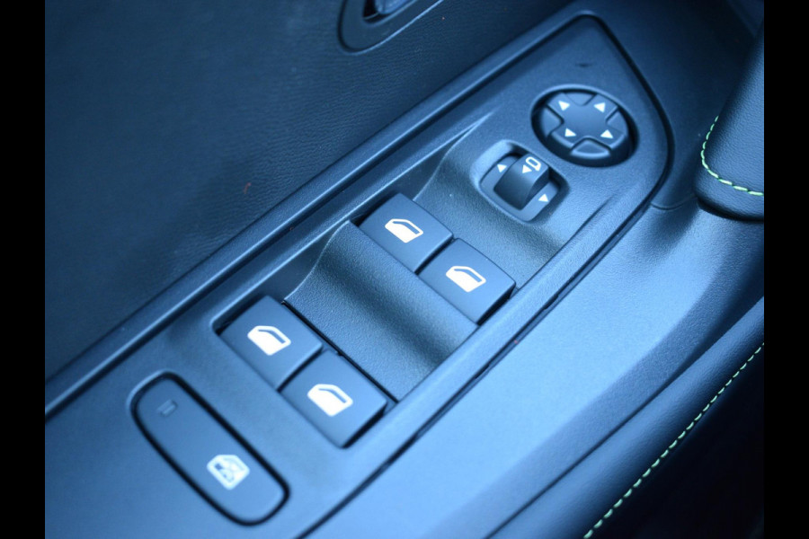 Peugeot 2008 1.2 Hybrid 136 GT | ADAPTIVE CTUISE CONTROL | STOELMASSAGE + VERWARMING | CAMERA V + A | UIT VOORRAAD LEVERBAAR