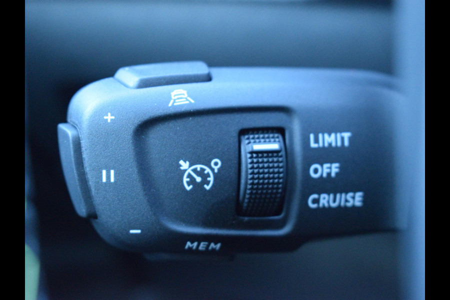 Peugeot 2008 1.2 Hybrid 136 GT | ADAPTIVE CTUISE CONTROL | STOELMASSAGE + VERWARMING | CAMERA V + A | UIT VOORRAAD LEVERBAAR