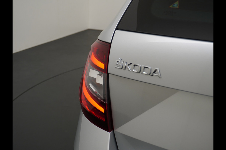 Škoda Octavia Combi 1.5T-150PK AUT-7 Navi Apple Carplay Android 17" Ecc Stoelverwarming Voorruitverwarming DAB PDC Business Edition Plus Keyless Regen-Lichtsensor Bluetooth Led Wifi Greentech 1500kg trekgewicht EURO6