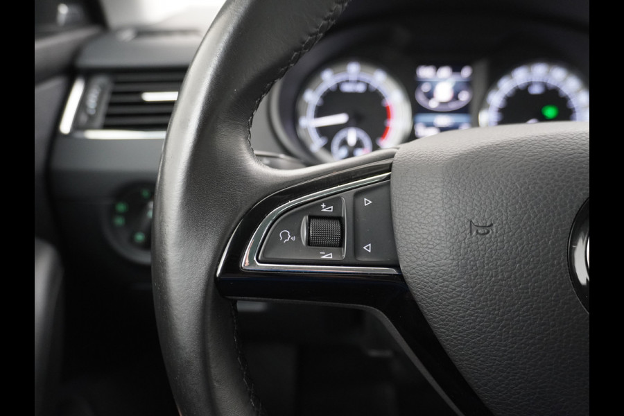 Škoda Octavia Combi 1.5T-150PK AUT-7 Navi Apple Carplay Android 17" Ecc Stoelverwarming Voorruitverwarming DAB PDC Business Edition Plus Keyless Regen-Lichtsensor Bluetooth Led Wifi Greentech 1500kg trekgewicht EURO6