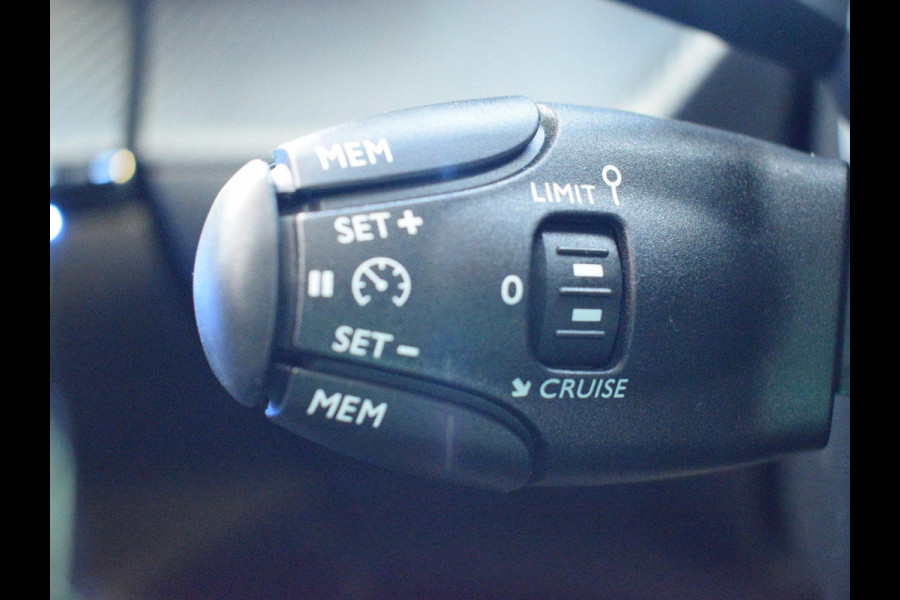 Peugeot 208 1.2 Hybrid 110 e-DCS6 GT ALCANTARA STOELBEKLEDING | ACHTERUITRIJCAMERA MET SENSOREN | NAVIGATIE | CARLAY | E.C.C. | UIT VOORRAAD LEVERBAAR