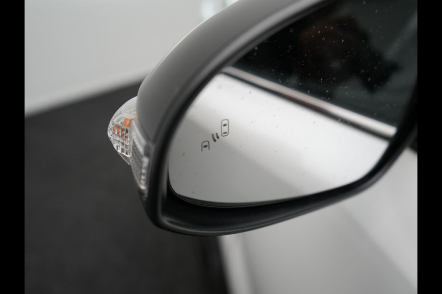 Toyota C-HR 2.0 Hybrid Style 184pk Dealer O.H. | Half Lederen Sportstoelen | Navigatie | Apple Carplay | Camera | DAB | LED Koplampen | Parkeersensoren | Stoel & Stuurverwarming | Cruise Control |