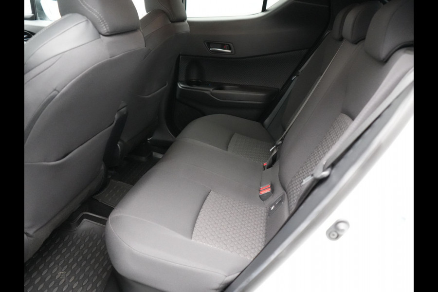 Toyota C-HR 2.0 Hybrid Style 184pk Dealer O.H. | Half Lederen Sportstoelen | Navigatie | Apple Carplay | Camera | DAB | LED Koplampen | Parkeersensoren | Stoel & Stuurverwarming | Cruise Control |