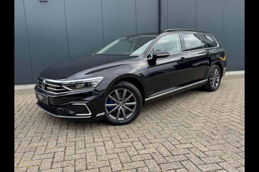 Volkswagen Passat Variant * Trekhaak * Leer * IQ light * Sideassist * Stoelverwarming *