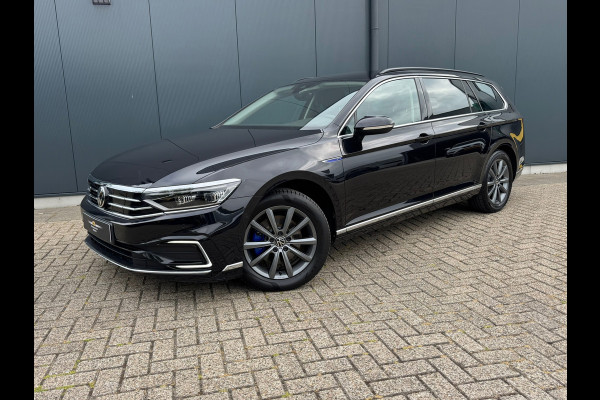 Volkswagen Passat Variant * Trekhaak * Leer * IQ light * Sideassist * Stoelverwarming *