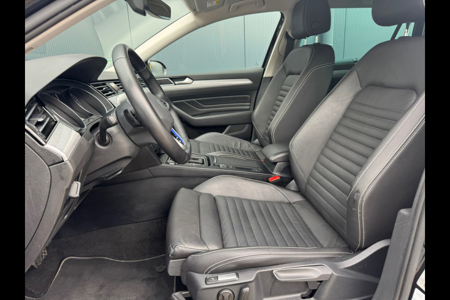 Volkswagen Passat Variant * Trekhaak * Leer * IQ light * Sideassist * Stoelverwarming *