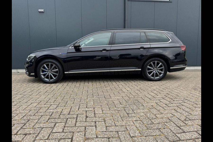 Volkswagen Passat Variant * Trekhaak * Leer * IQ light * Sideassist * Stoelverwarming *