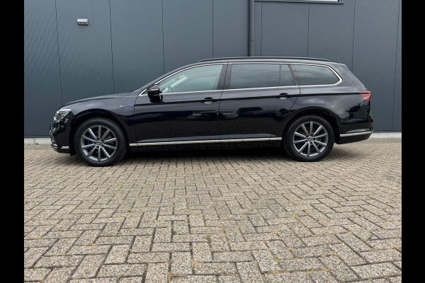 Volkswagen Passat Variant * Trekhaak * Leer * IQ light * Sideassist * Stoelverwarming *