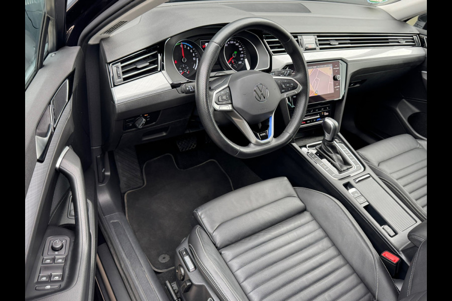 Volkswagen Passat Variant * Trekhaak * Leer * IQ light * Sideassist * Stoelverwarming *