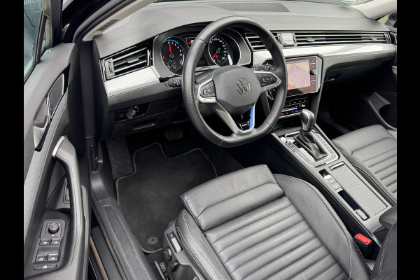 Volkswagen Passat Variant * Trekhaak * Leer * IQ light * Sideassist * Stoelverwarming *