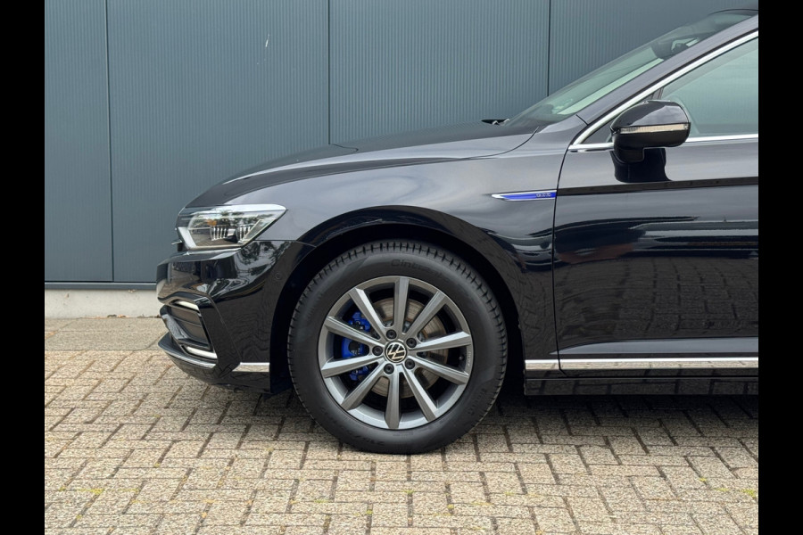 Volkswagen Passat Variant * Trekhaak * Leer * IQ light * Sideassist * Stoelverwarming *