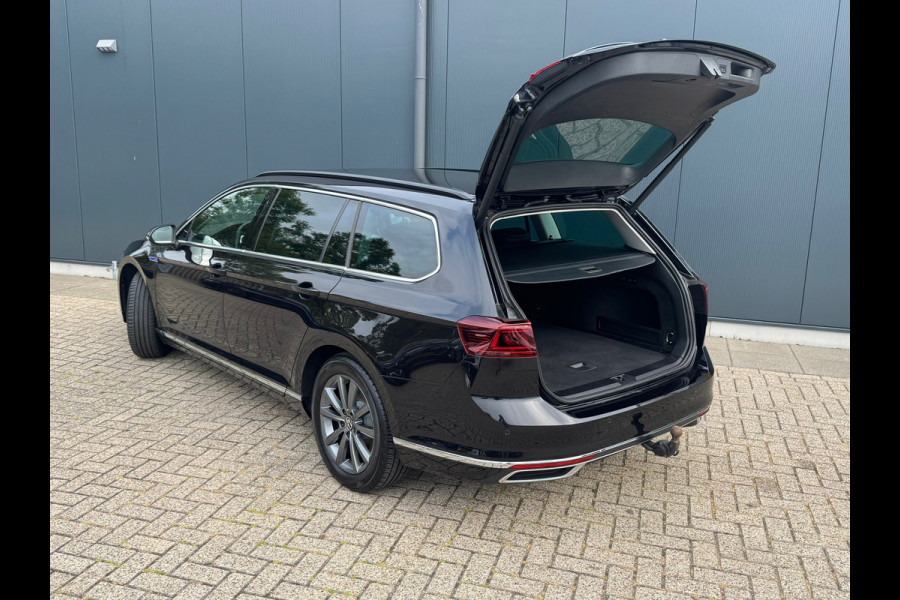 Volkswagen Passat Variant * Trekhaak * Leer * IQ light * Sideassist * Stoelverwarming *