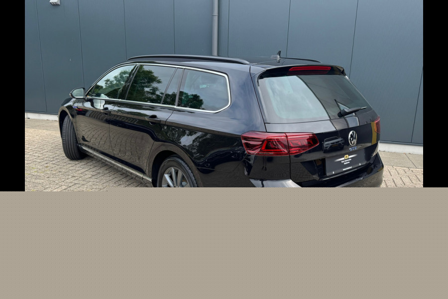 Volkswagen Passat Variant * Trekhaak * Leer * IQ light * Sideassist * Stoelverwarming *