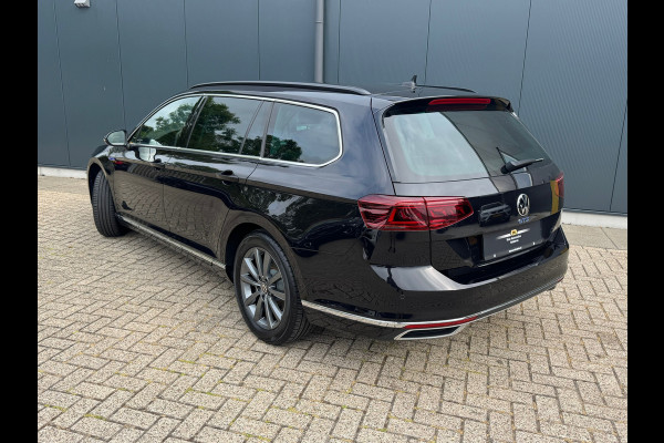 Volkswagen Passat Variant * Trekhaak * Leer * IQ light * Sideassist * Stoelverwarming *