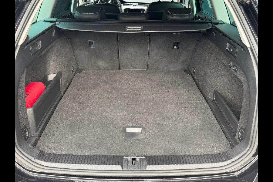 Volkswagen Passat Variant * Trekhaak * Leer * IQ light * Sideassist * Stoelverwarming *