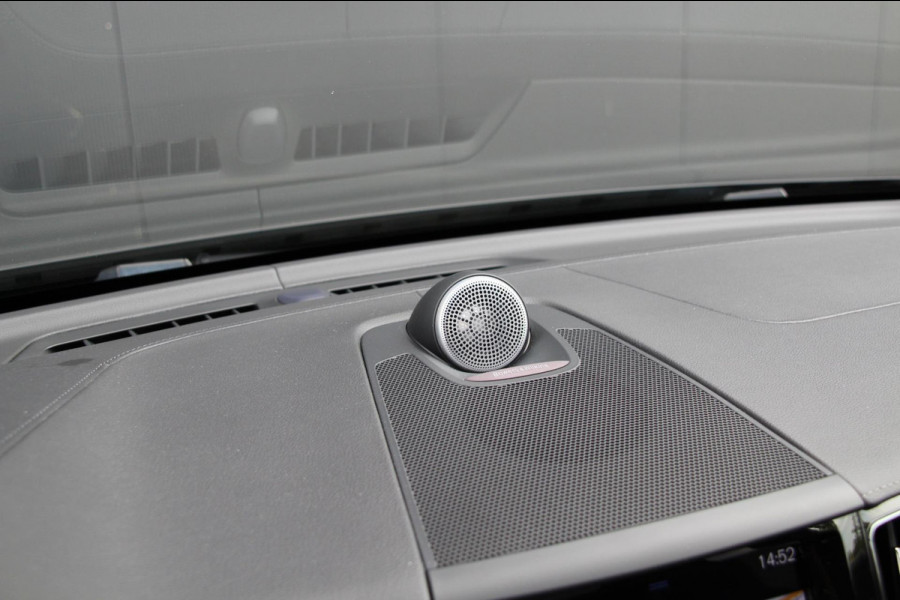 Volvo XC60 2.0 Recharge T8 AWD R-Design | Massage | Pano | Luchtvering | B&W