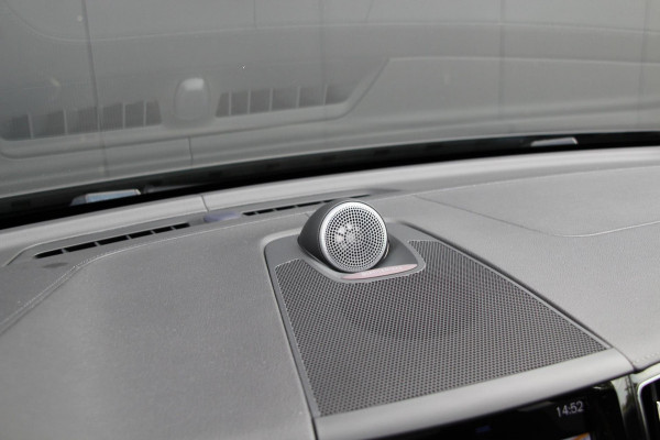 Volvo XC60 2.0 Recharge T8 AWD R-Design | Massage | Pano | Luchtvering | B&W