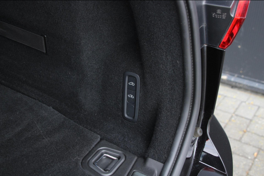 Volvo XC60 2.0 Recharge T8 AWD R-Design | Massage | Pano | Luchtvering | B&W