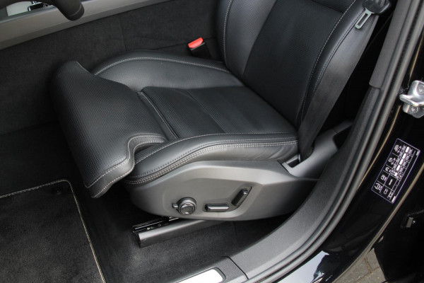 Volvo XC60 2.0 Recharge T8 AWD R-Design | Massage | Pano | Luchtvering | B&W