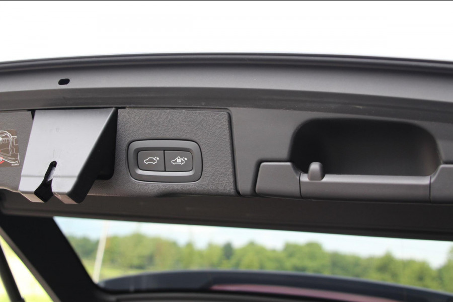 Volvo XC60 2.0 Recharge T8 AWD R-Design | Massage | Pano | Luchtvering | B&W