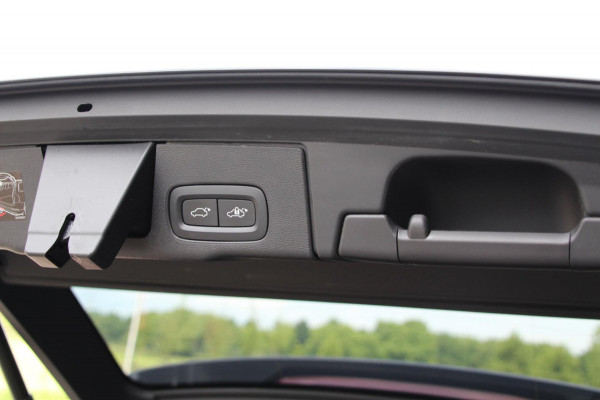 Volvo XC60 2.0 Recharge T8 AWD R-Design | Massage | Pano | Luchtvering | B&W
