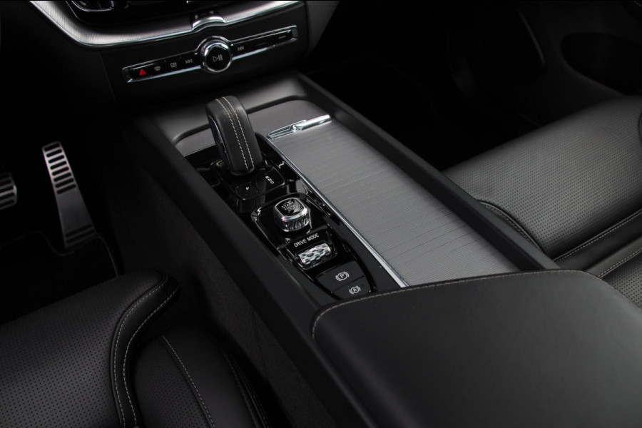 Volvo XC60 2.0 Recharge T8 AWD R-Design | Massage | Pano | Luchtvering | B&W
