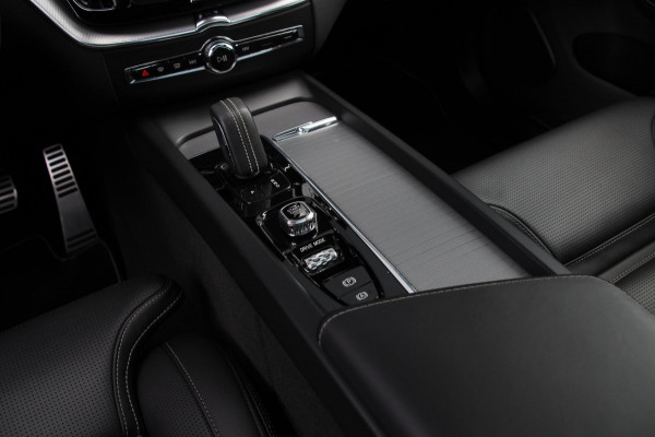 Volvo XC60 2.0 Recharge T8 AWD R-Design | Massage | Pano | Luchtvering | B&W