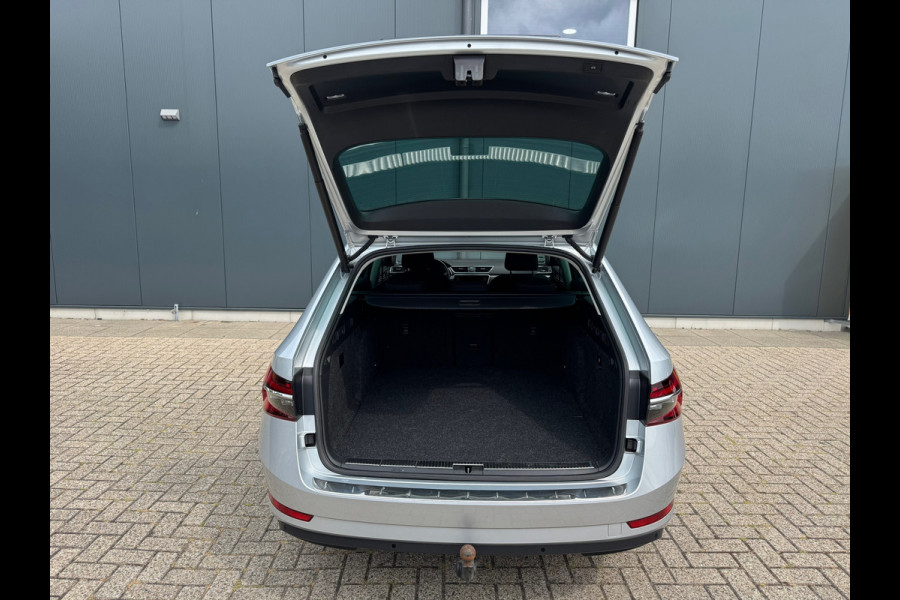Škoda Superb Combi * Trekhaak * Digitale teller * Side&front assist *
