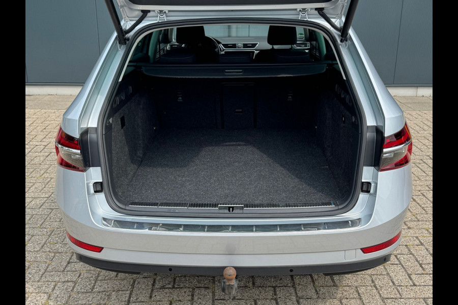 Škoda Superb Combi * Trekhaak * Digitale teller * Side&front assist *