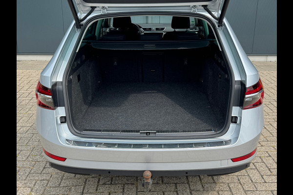 Škoda Superb Combi * Trekhaak * Digitale teller * Side&front assist *