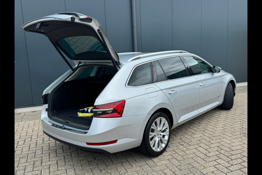 Škoda Superb Combi * Trekhaak * Digitale teller * Side&front assist *