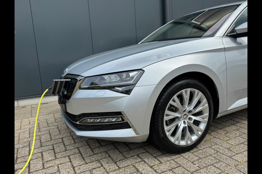 Škoda Superb Combi * Trekhaak * Digitale teller * Side&front assist *