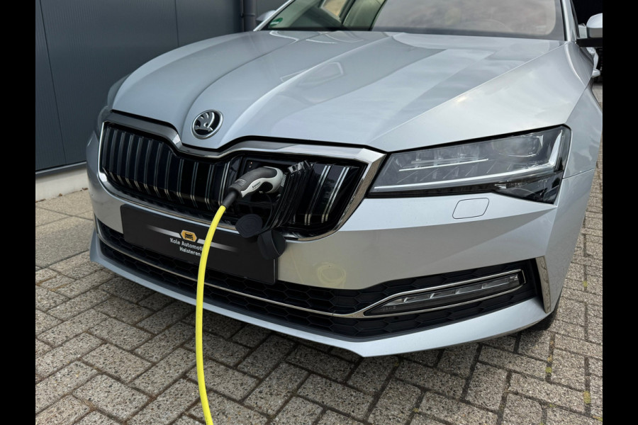 Škoda Superb Combi * Trekhaak * Digitale teller * Side&front assist *
