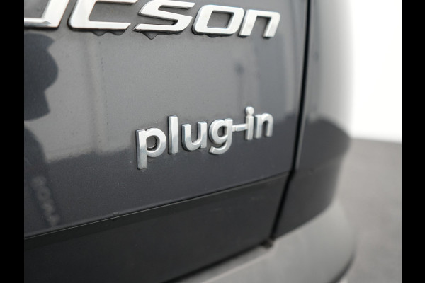 Hyundai Tucson 1.6 T-GDI Comfort 4WD 265pk Plug In Hybrid Dealer O.H. PHEV | Sportstoelen Verwarmd | Navigatie | Camera | Apple Carplay | DAB | L.M. 19" | Climate Control | Virtual |