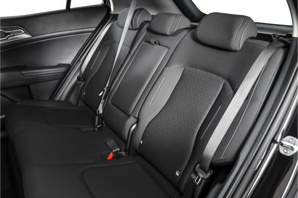 Kia Sportage 1.6 T-GDi MHEV 160 PK DynamicLine - Automaat | Dig. Cockpit | Adapt. Cruise | Stuur-+Stuurverw. | PDC | Camera | NAV + App. Connect | ECC | LM 17" | 1602