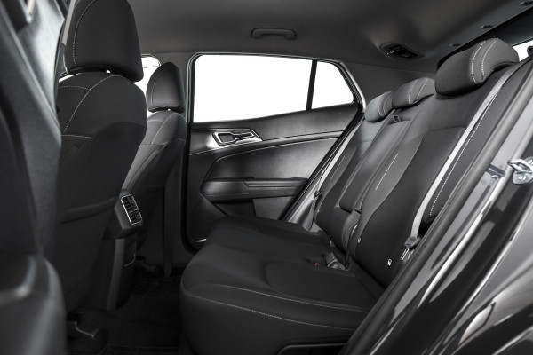 Kia Sportage 1.6 T-GDi MHEV 160 PK DynamicLine - Automaat | Dig. Cockpit | Adapt. Cruise | Stuur-+Stuurverw. | PDC | Camera | NAV + App. Connect | ECC | LM 17" | 1664