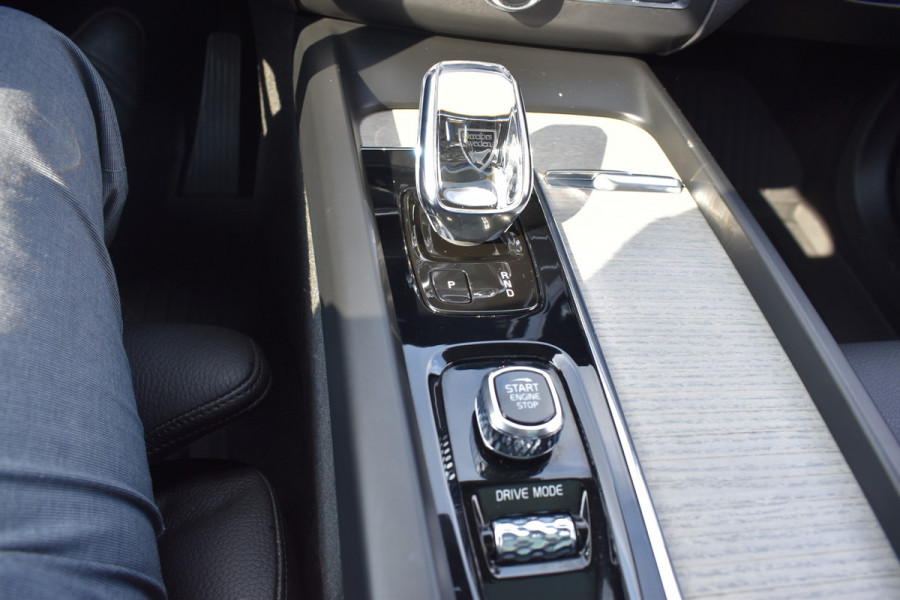 Volvo XC60 T6 340PK Plug-in hybrid AWD Inscription Leer | B&W | Elec stoelen | Luchtvering | 360 Camera \ Pano dak | 20 Inch LM Velgen