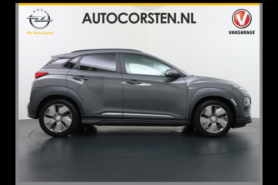 Hyundai Kona EV 64kWh Stoelverwarming Apple Carplay Android Auto Navi Ecc Adap.Cruise Head-Up Display Camera DAB PDC Fashion Design-Pack Keyless Bluelink Led Regen-Lichtsensor Dodehoek-assistent Rijstrooksensor 1e Eigenaar, 449km WLTP actieradius Heerlijke sterke en efficiënte EV met grote accu!