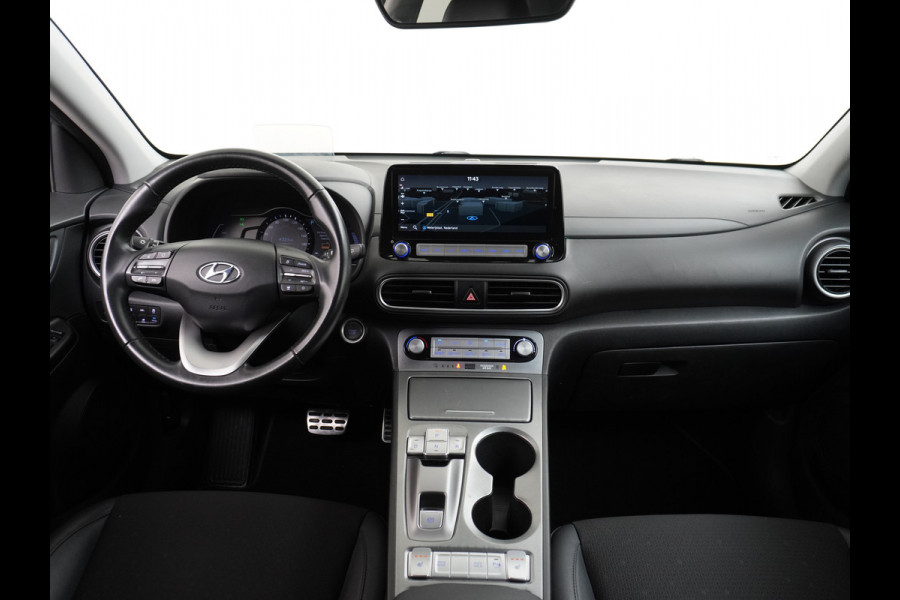 Hyundai Kona EV 64kWh Stoelverwarming Apple Carplay Android Auto Navi Ecc Adap.Cruise Head-Up Display Camera DAB PDC Fashion Design-Pack Keyless Bluelink Led Regen-Lichtsensor Dodehoek-assistent Rijstrooksensor 1e Eigenaar, 449km WLTP actieradius Heerlijke sterke en efficiënte EV met grote accu!