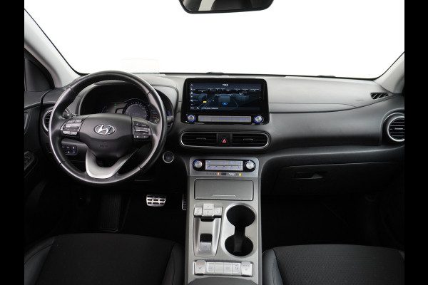 Hyundai Kona EV 64kWh Stoelverwarming Apple Carplay Android Auto Navi Ecc Adap.Cruise Head-Up Display Camera DAB PDC Fashion Design-Pack Keyless Bluelink Led Regen-Lichtsensor Dodehoek-assistent Rijstrooksensor 1e Eigenaar, 449km WLTP actieradius Heerlijke sterke en efficiënte EV met grote accu!