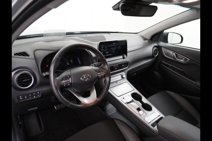 Hyundai Kona EV 64kWh Stoelverwarming Apple Carplay Android Auto Navi Ecc Adap.Cruise Head-Up Display Camera DAB PDC Fashion Design-Pack Keyless Bluelink Led Regen-Lichtsensor Dodehoek-assistent Rijstrooksensor 1e Eigenaar, 449km WLTP actieradius Heerlijke sterke en efficiënte EV met grote accu!